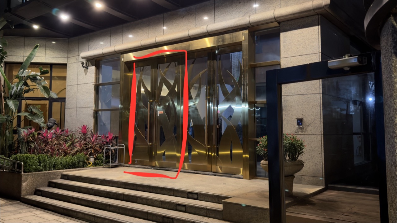 紅框標示的門夜間請勿手動開啟（外側）